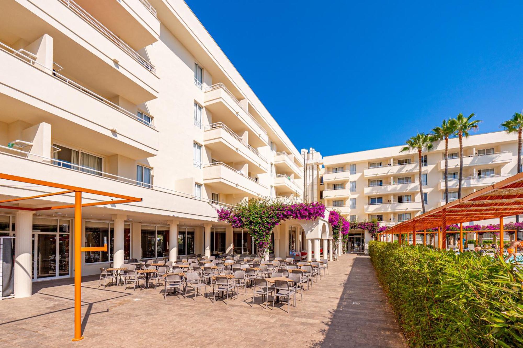 Hotel Rosella Affiliated By Intelier Sa Coma  Ngoại thất bức ảnh