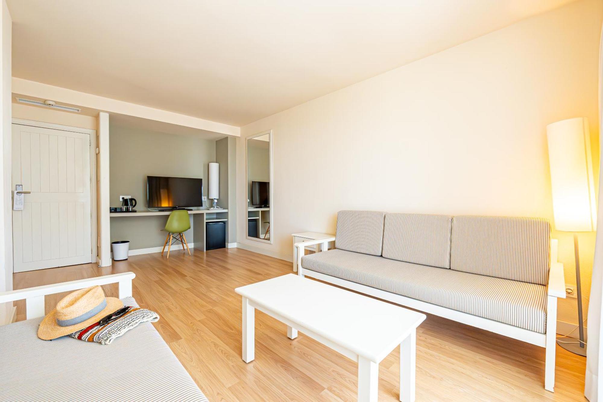 Hotel Rosella Affiliated By Intelier Sa Coma  Ngoại thất bức ảnh